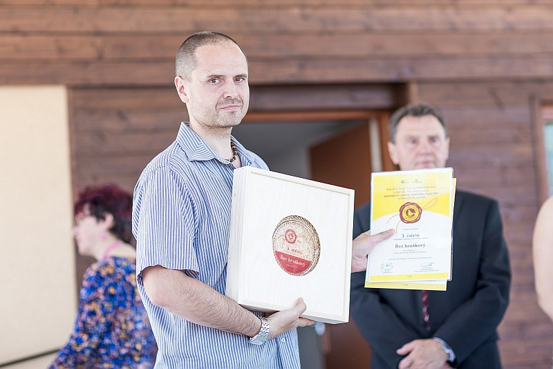 Certifikát převzal z rukou hejtmana pana Zimoly pan Josef Kubička